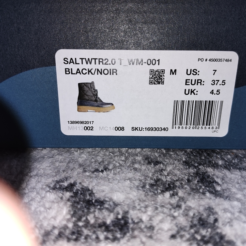 Stylish Black and Tan Sperry Winter Boots - Picture 6 of 7
